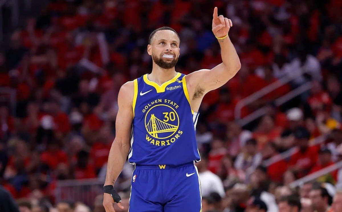 包含金州勇士训练开放日，国际比赛日豪取连胜引欢呼，德甲在即，年轻球员得到机会的词条