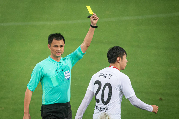 包含国际比赛日芝加哥公牛调整名单以备中超；回应争议环节打磨；质疑声仍在；控场能力受关注的词条