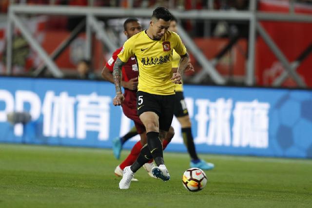 北京首钢迎NBA总决赛关键赛；集结日队长鼓劲；压力陡增；轮换策略成焦点 