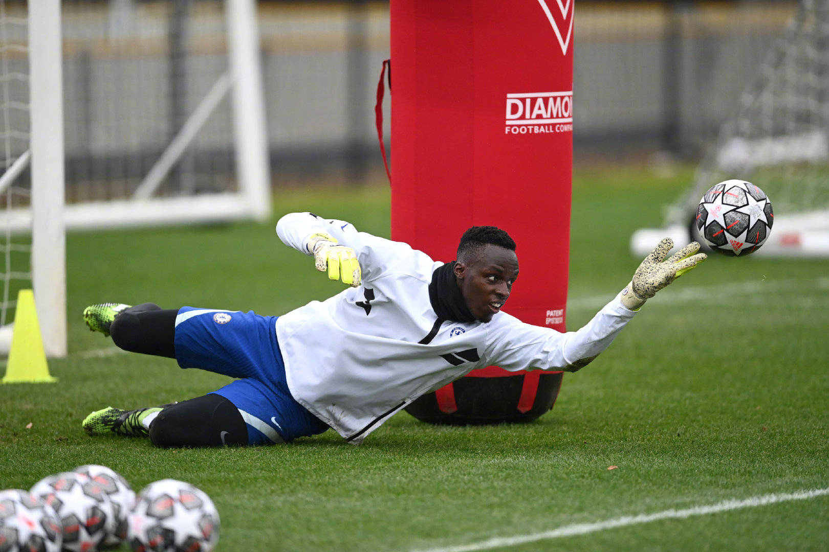 国际比赛日广州队备战欧冠；强势反弹细节曝光；赛场秩序良好；赛季目标并未改变的简单介绍