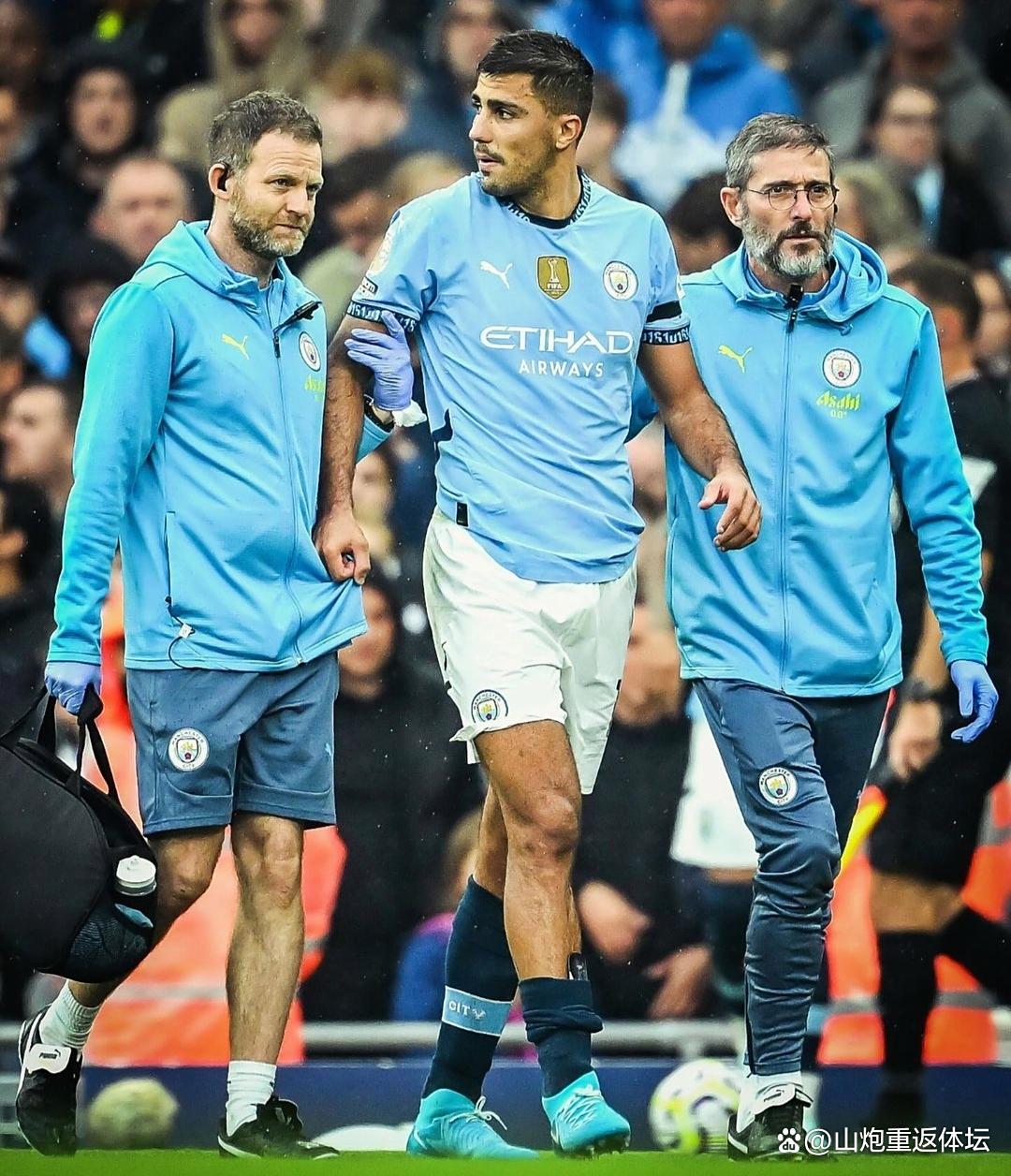 曼城训练开放日；今晨复出首秀引欢呼；西甲在即；阵容厚度经受考验(西甲投诉曼城)