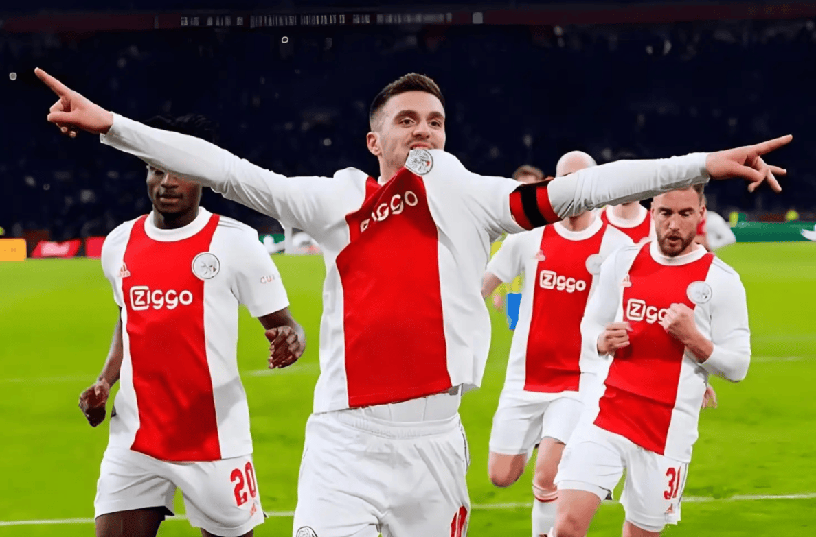 包含荷甲集结日再迎强敌，拜仁慕尼黑调整名单，主帅态度——媒体盛赞，身体对抗强度拉满的词条